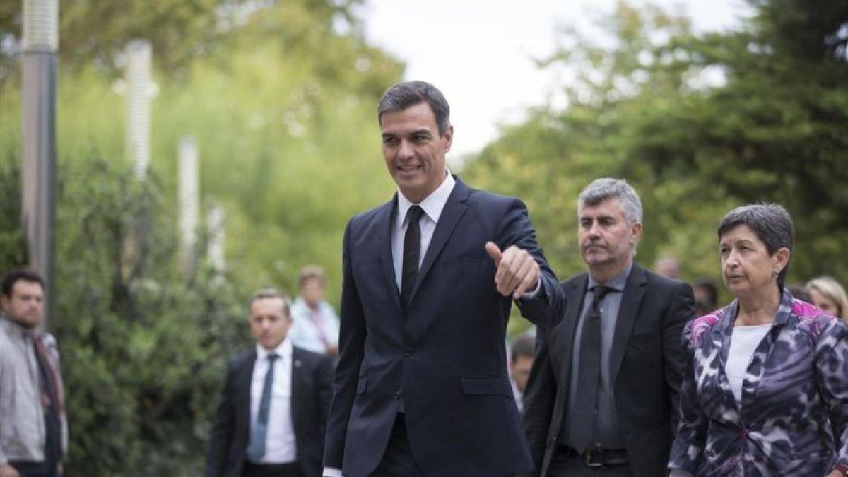 Pedro Sánchez, el pasado lunes en Barcelona durante el funeral por Montserrat Caballé.-ALBERT BERTRAN