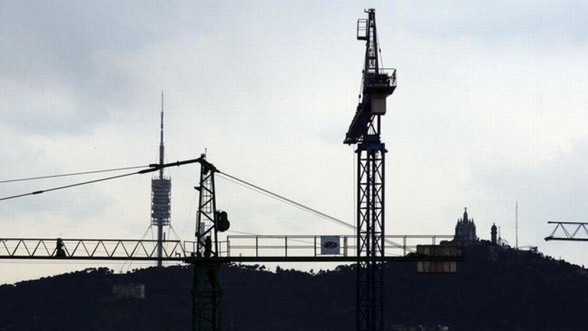 Grúas para la construcción de viviendas en Barcelona.-JOSEP GARCIA