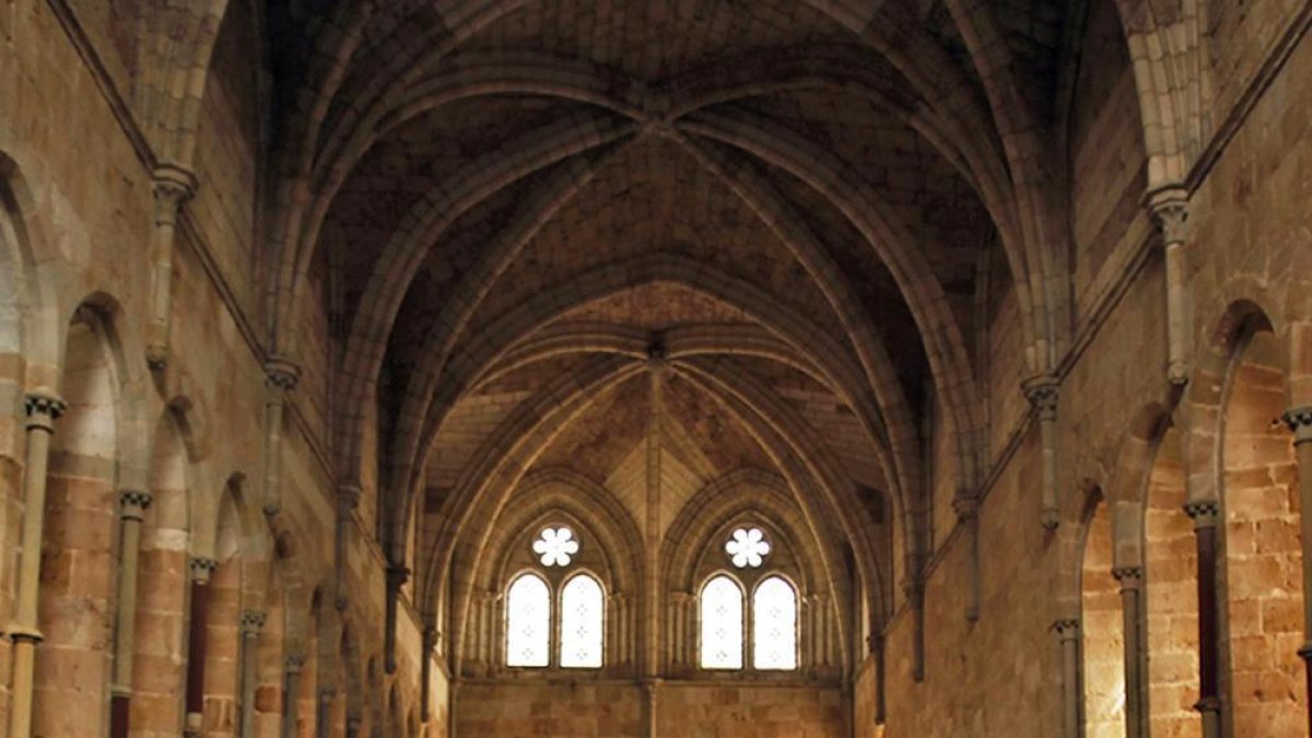 Una de las salas del monasterio, anegada el lunes tras la riada del domingo.-M.T.