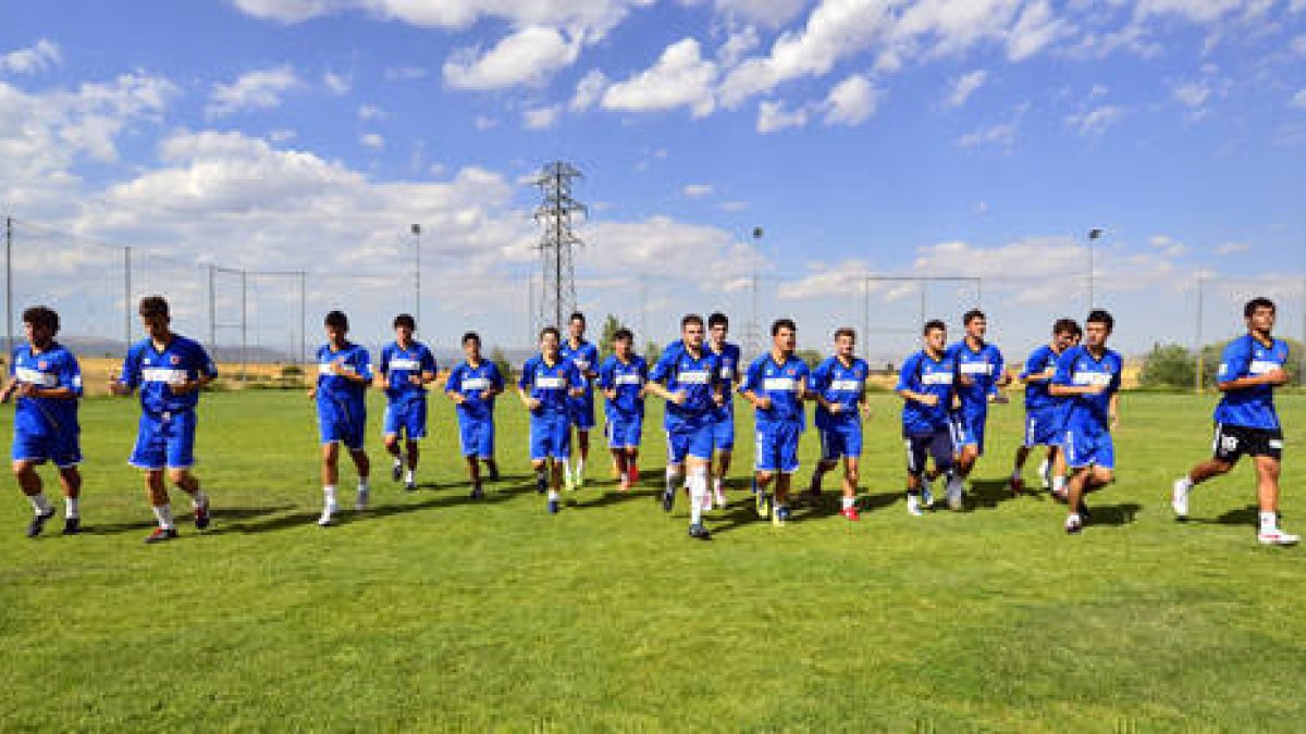 El nuevo proyecto del Juvenil numantino comenzó en la tarde de ayer en la Ciudad Deportiva a dar sus primeros pasos. / ÁLVARO MARTÍNEZ-