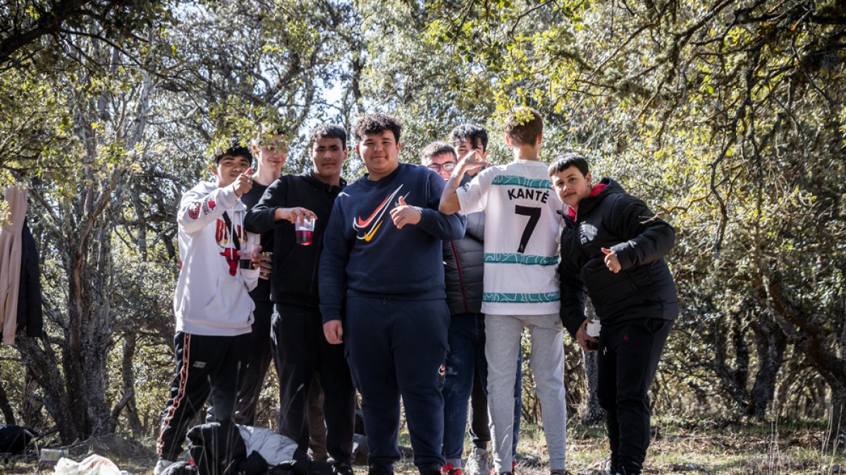 Jóvenes disfrutando del Jueves Lardero en el monte. MONTESEGUROFOTO