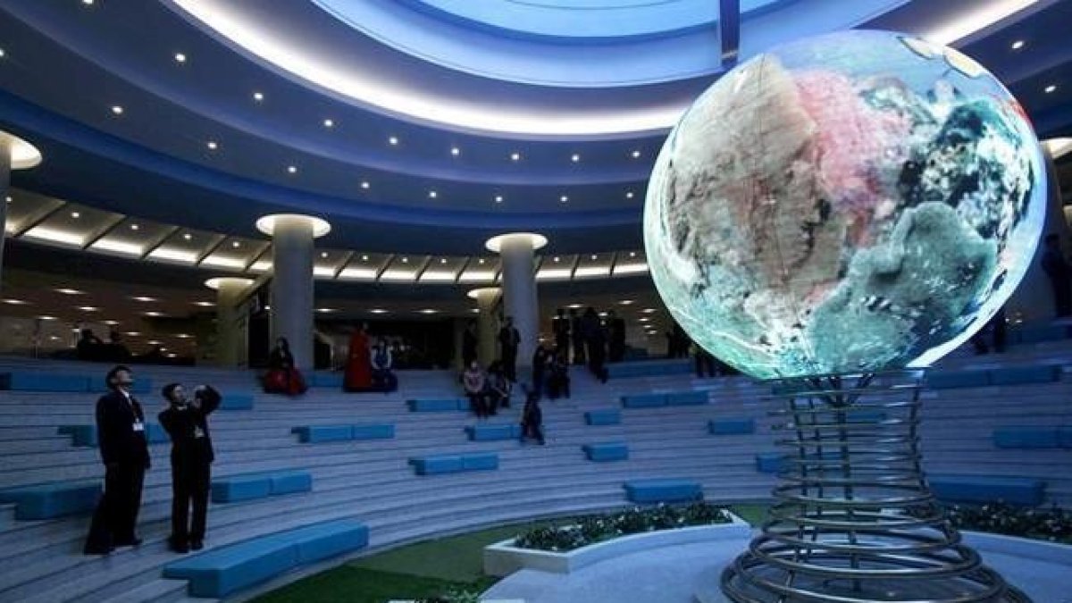 Un visitante toma fotos de un modelo de globo terrestre en el complejo Sci Tech de Pionyang, este miércoles.-AP / KIM KWANG HYON