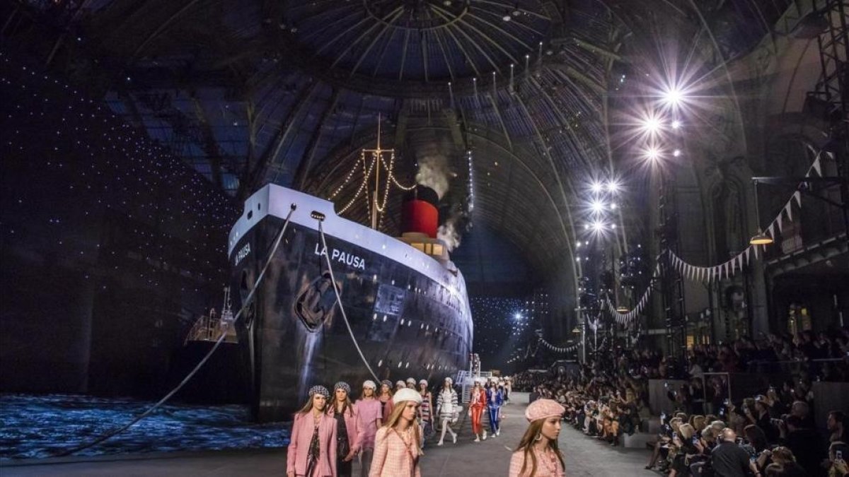 Desfile de la colección crucero de Chanel.-/ EFE / CHRISTOPHE PETIT TESSON