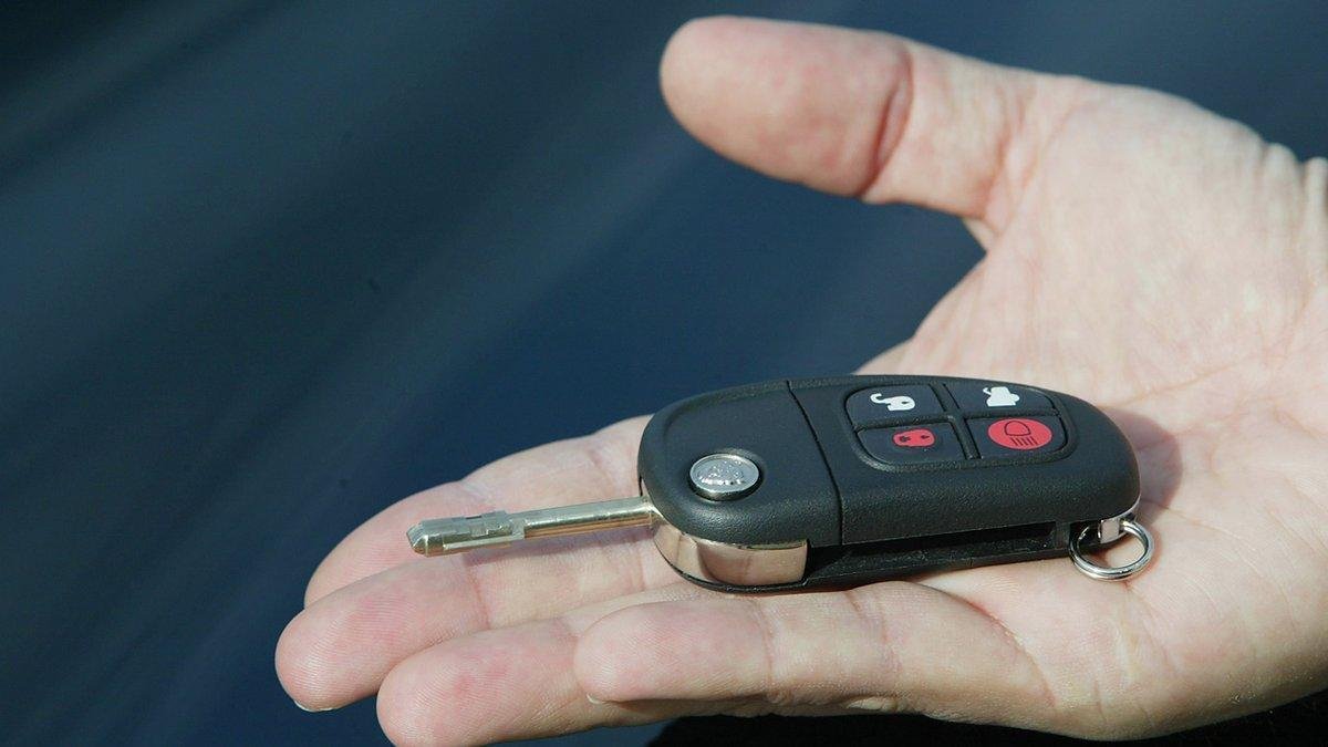 Llave de un coche.-