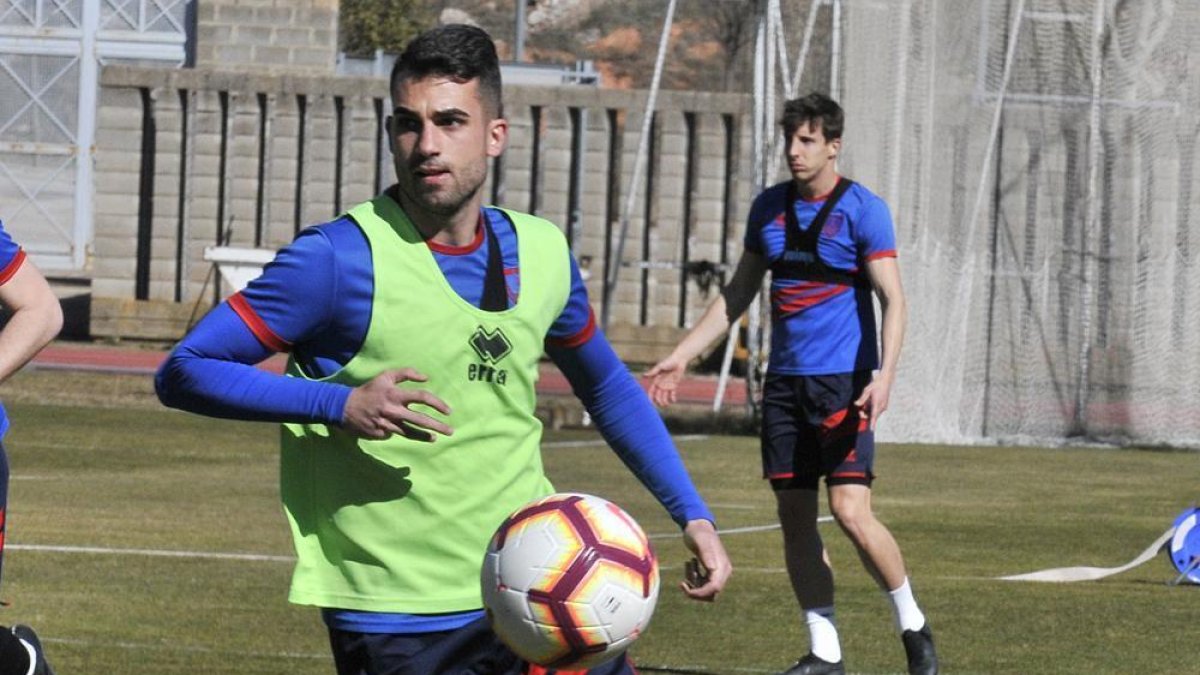 Oyarzun intenta controlar el balón en un entrenamiento de esta semana en el anexo.-Valentín Guisande