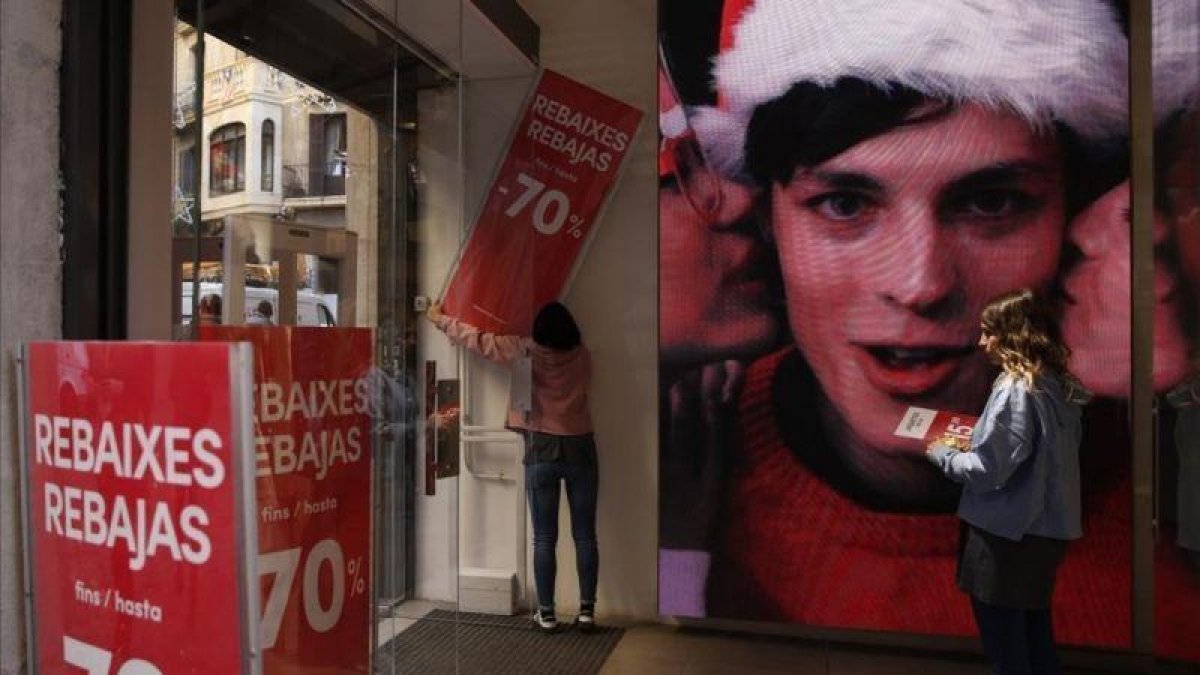 Carteles de rebajas en enero.-ALBERT BERTRAN