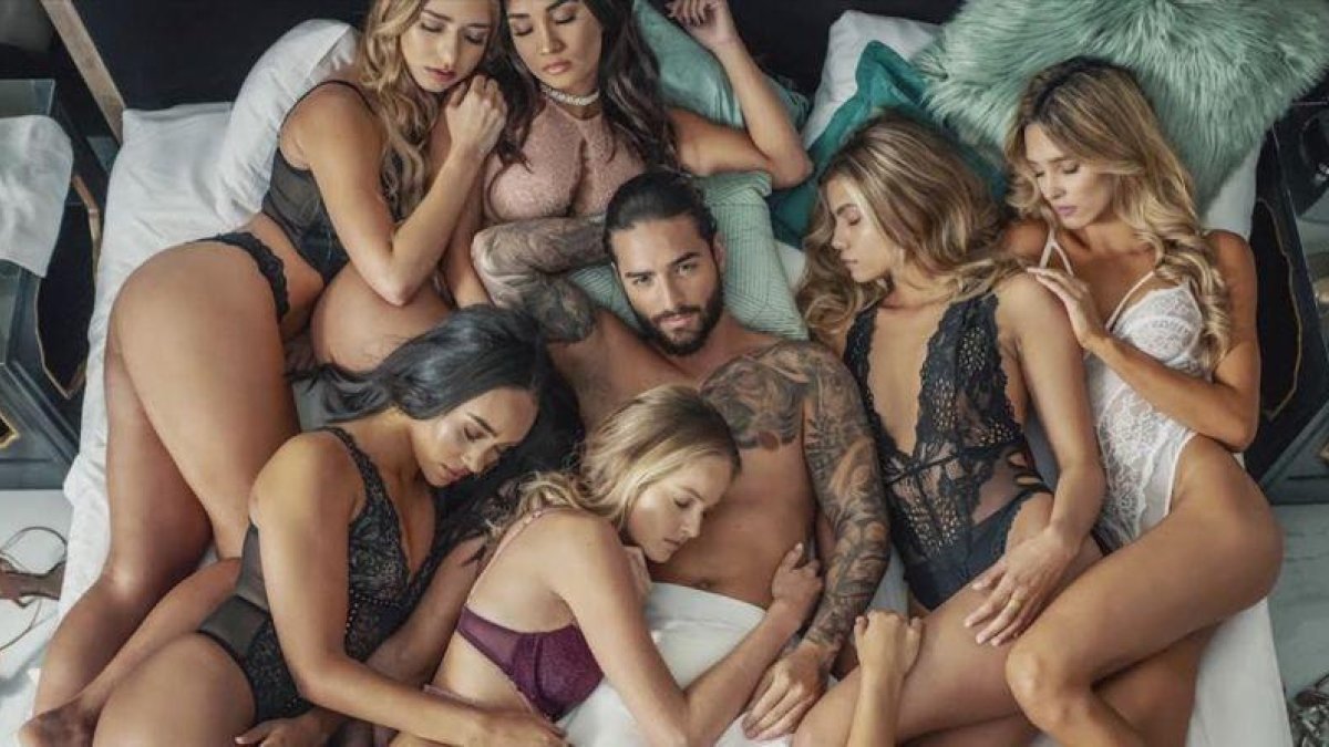La imagen de Maluma rodeado de chicas semidesnudas, uno de los últimos focos de polémica del cantante colombiano.-EL PERIÓDICO