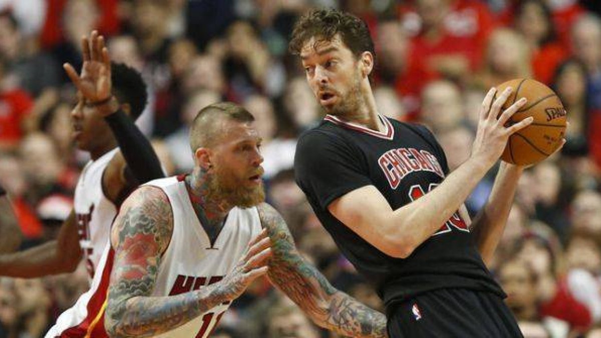 Pau Gasol trata de deshacerse de Chris Andersen, en un momento del encuentro entre los Bulls y los Heat disputado en Chicago.-Foto: EFE / KAMIL KRZACZYNSKI