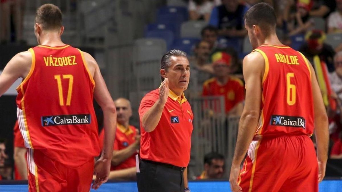 Scariolo entre Fran Vázquez y Abalde.-EFE