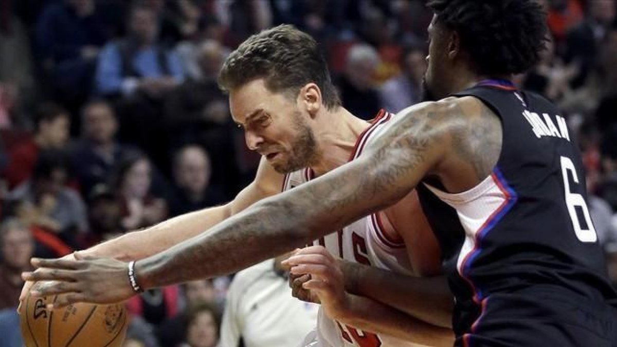 Pau Gasol trata de superar a DeAndre Jordan.-AP / NAM Y HUH