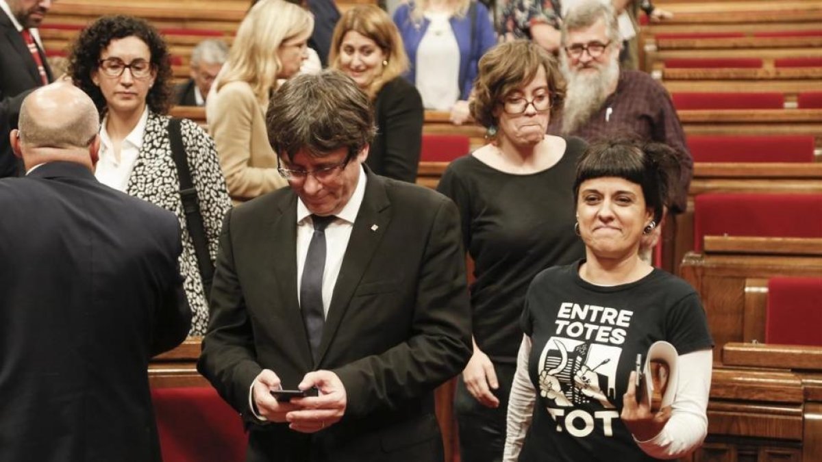 Carles Puigdemont, president de la Generalitat, junto a Anna Gabriel de la CUP tras el pleno del Parlament.-/ JULIO CARBÓ