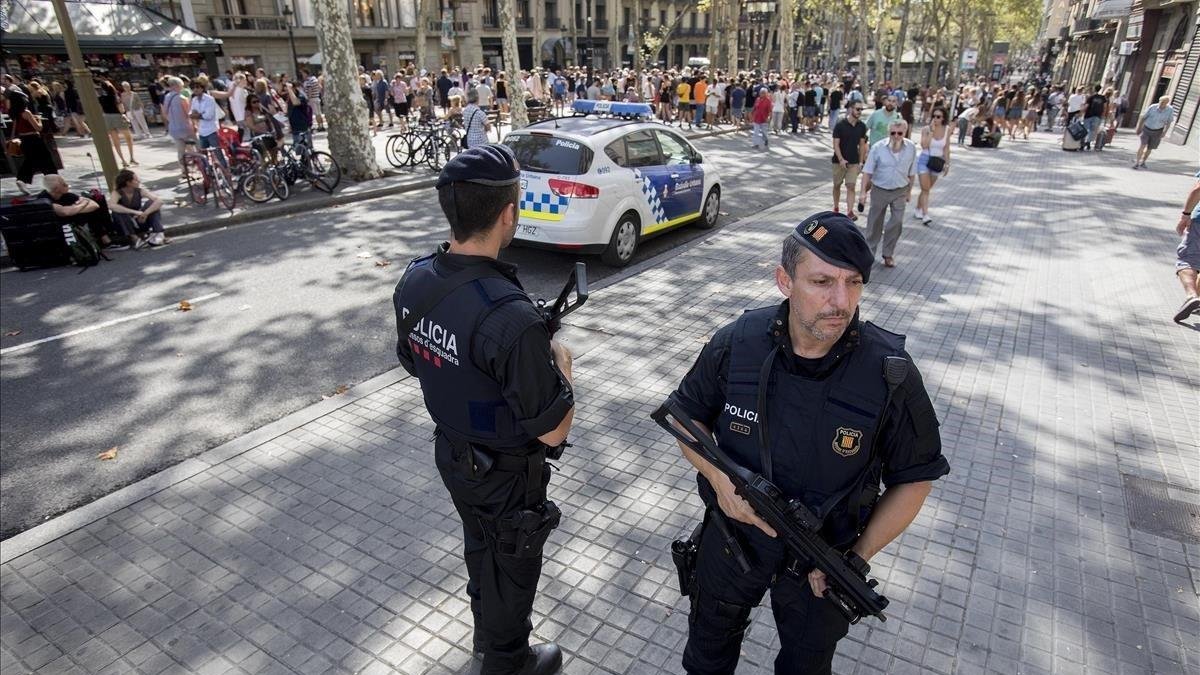 Una pareja de Mossos desquadra en las Rambles de Barcelona-FERRAN NADEU