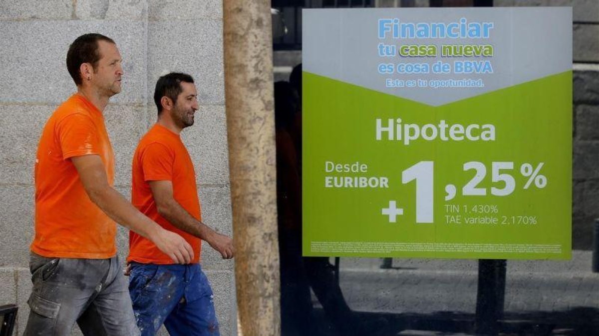 Anuncio de hipotecas en una oficina del BBVA en Madrid.-EL PERIÓDICO