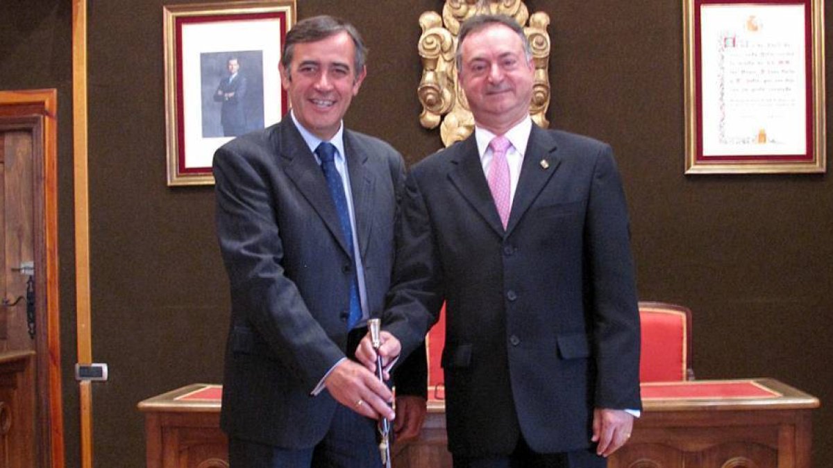 El nuevo alcalde de El Burgo, junto con el anterior, Antonio Pardo .-