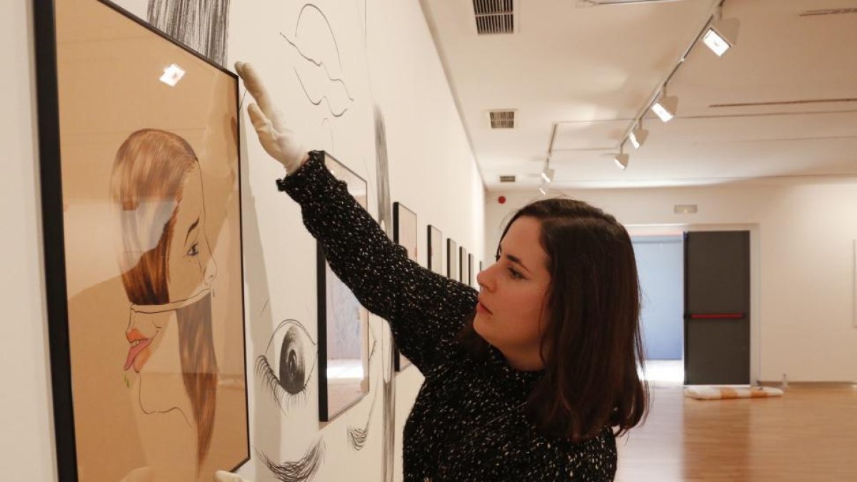 La artista Saelia Aparicio última el montaje de su exposición 'Espeleología epidérmica' en el DA2 de Salamanca-Ical