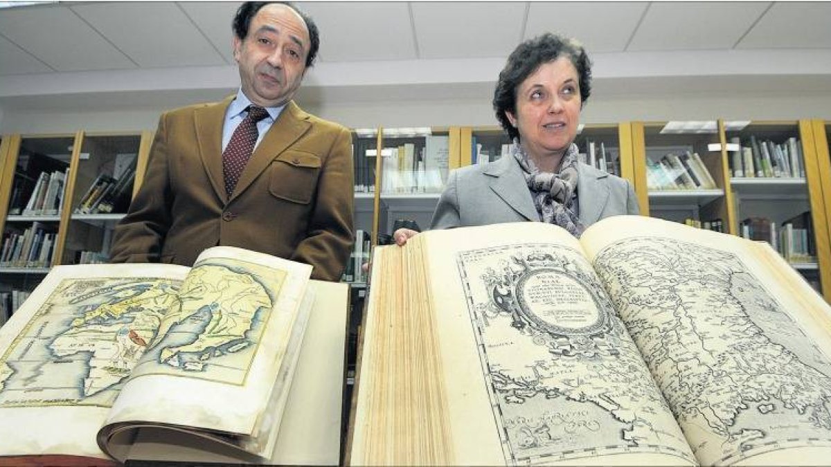 López Represa y Teresa Lafuente ayer en la Biblioteca Pública con los dos volúmenes restaurados del siglo XVI, mutilados en 2009. / VALENTÍN GUISANDE-