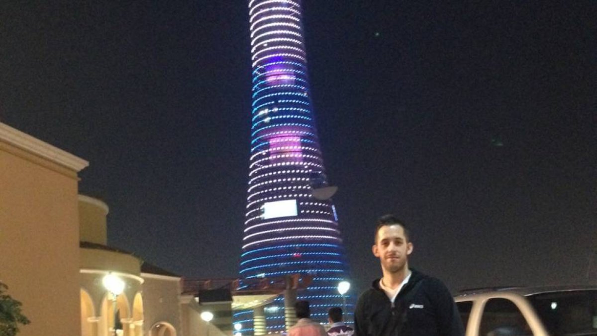 Álvaro y detrás la torre ‘The Torch’, un hotel de cinco estrellas de 300 metros de altura.-