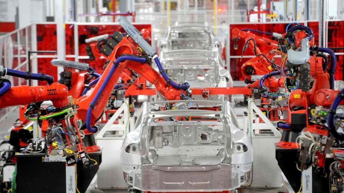 Ensamblaje robotizado de coches Tesla en California.-REUTERS