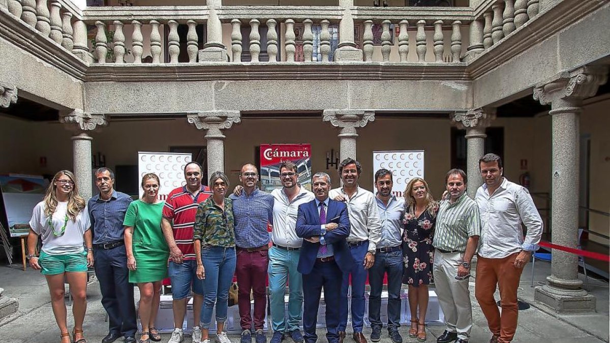 Miembros de la candidatura ganadora, encabezados por el empresario Rodrigo Martín Jiménez, en el centro.-ICAL