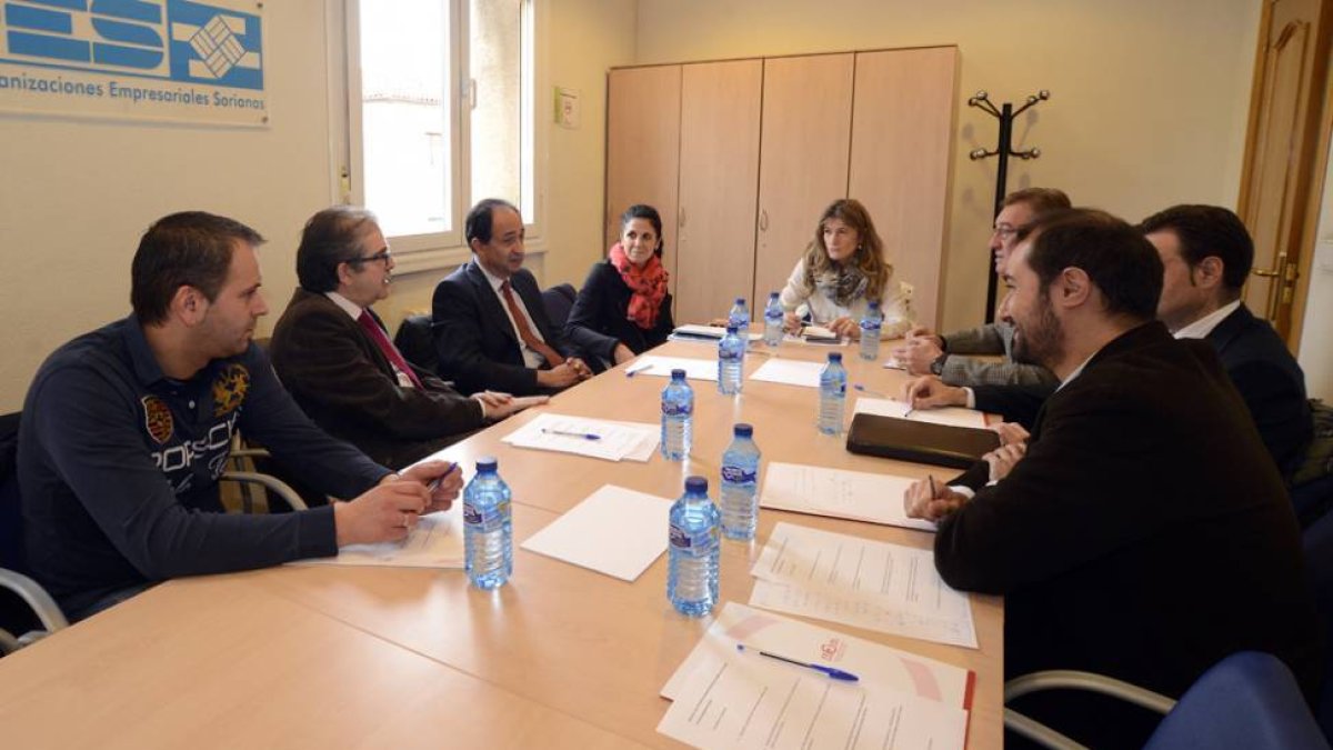 Reunión de ayer en la sede de FOES, con la presencia de la directora general de Comercio y Consumo, Rosa Méndez.-ÁLVARO MARTÍNEZ