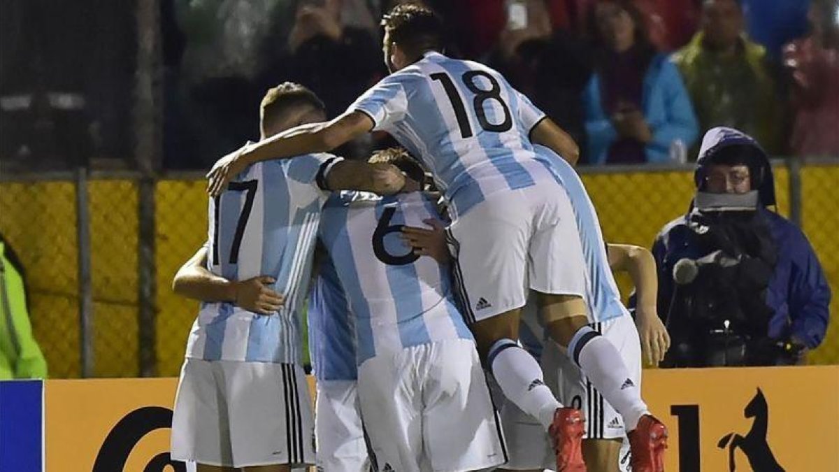 La selección argentina festeja uno de los goles en Quito.-AFP / ODRIGO BUENDIA