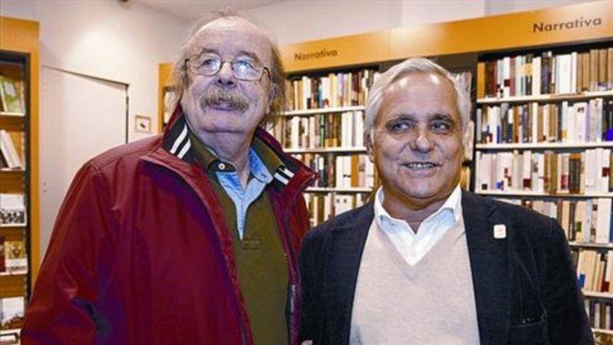 Juan Cueto (izquierda) y Juan Cruz, en la librería Cervantes, de Oviedo, la tarde del lunes pasado.-CRISTÓBAL ROVÉS