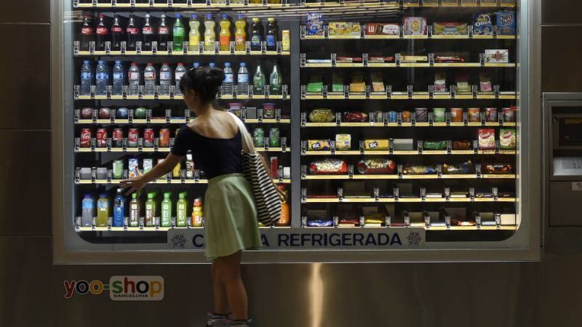 Sergio González saluda a Rafa Benítez antes del Espanyol-Real Madrid.-Foto: JORDI COTRINA