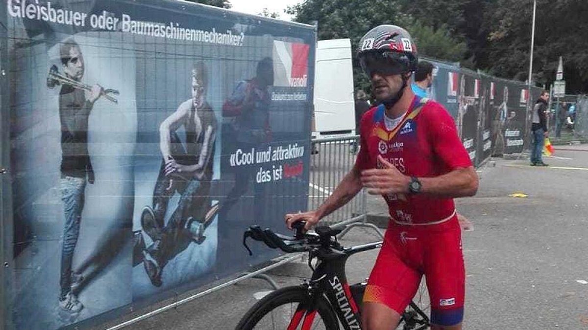 Rubén Andrés en el momento de afrontar el inicio del sector en bicicleta con 150 kilómetros sobre las dos ruedas.-HDS