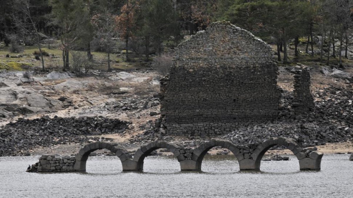 Los arcos de la ferrería de La Muedra, semisumergidos en la mañana de ayer.-VALENTÍN GUISANDE