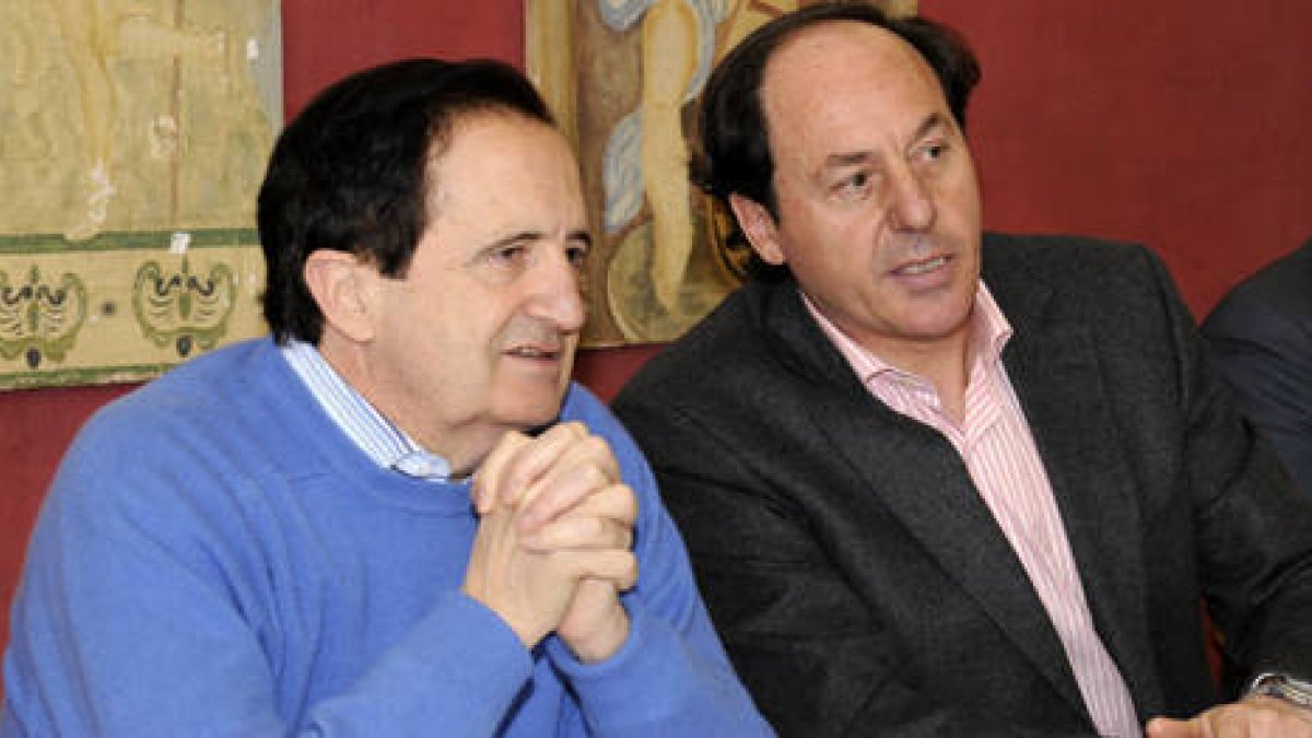Los parlamentarios Juan José Lucas y Javier Marqués, en una imagen de archivo. / VALENTÍN GUISANDE-