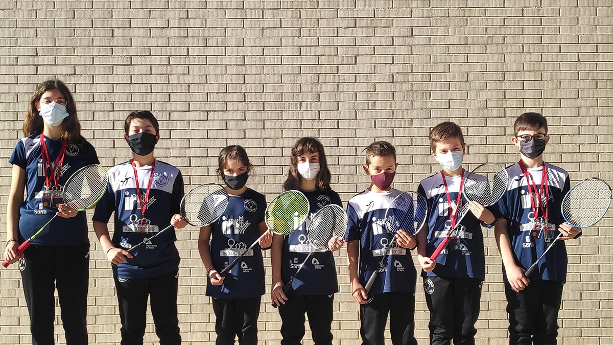 Los volantistas sub13 del Club Valonsadero Bádminton posando con sus medallas del TTR Madrid 2* de Guadarrama. HDS