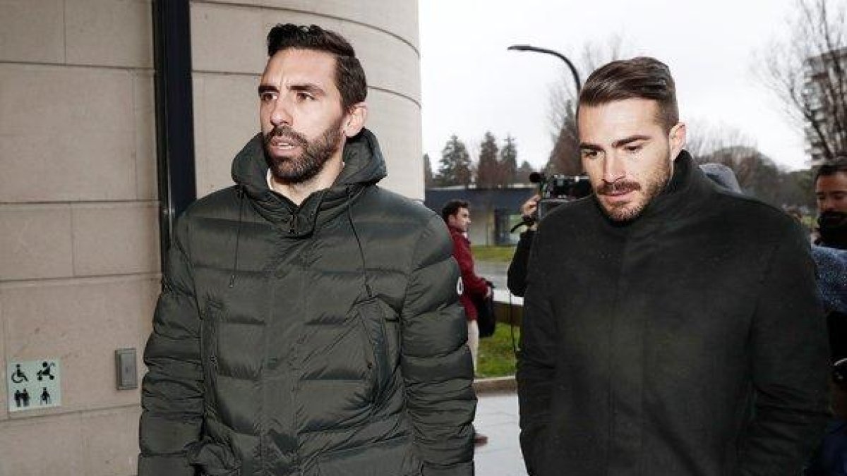 Figueras (izquierda) y Torres llegan a la Audiencia Provincial de Navarra.-EFE / JESÚS DIGES