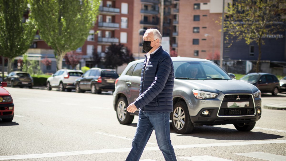 El portavoz del PP, Javier Muñoz Remacha, cruza la avenida de Valladolid. GONZALO MONTESEGURO