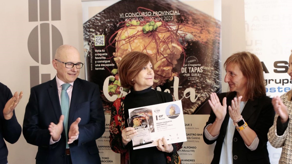 La ganadora, en el centro con las autoridades.-GONZALO MONTESEGURO