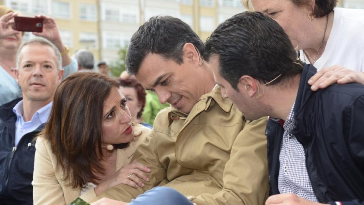 El candidato a presidente del gobierno, Pedro Sánchez, el secretaria regional del PSCYL, Luis Tudanca, y la candidata a diputada, Esther Peña, charlan antes de comenzar el acto-ICAL