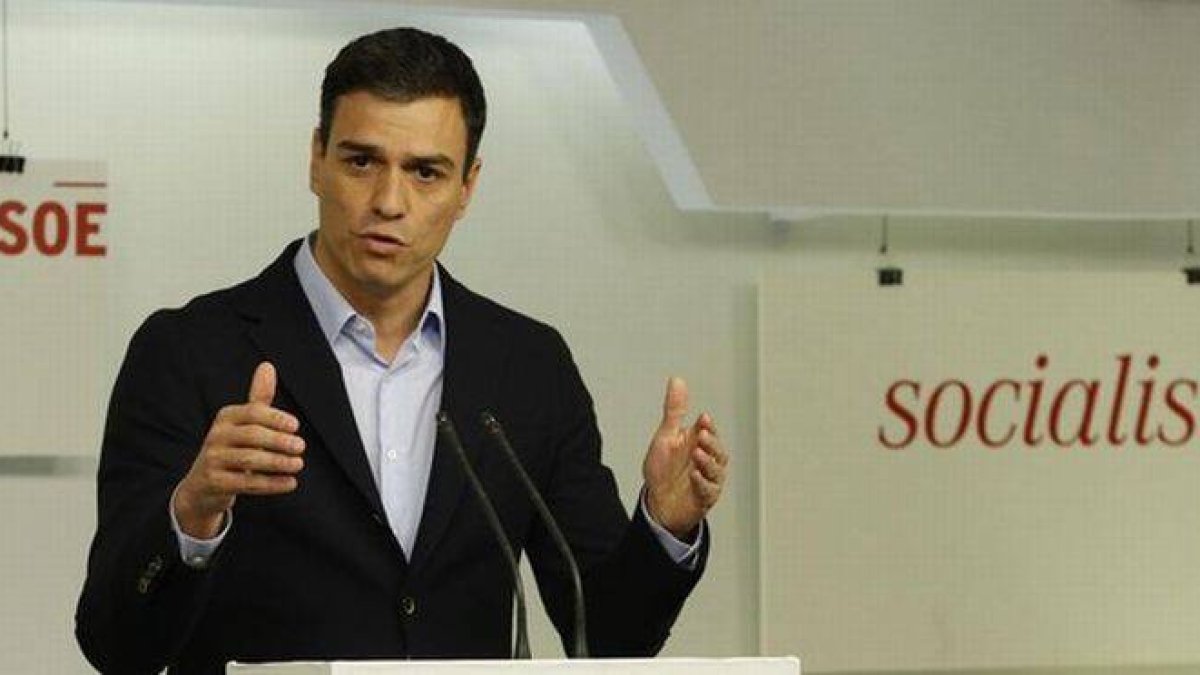 El secretario general del PSOE, Pedro Sánchez, en rueda de prensa.-Foto: JUAN MANUEL PRATS