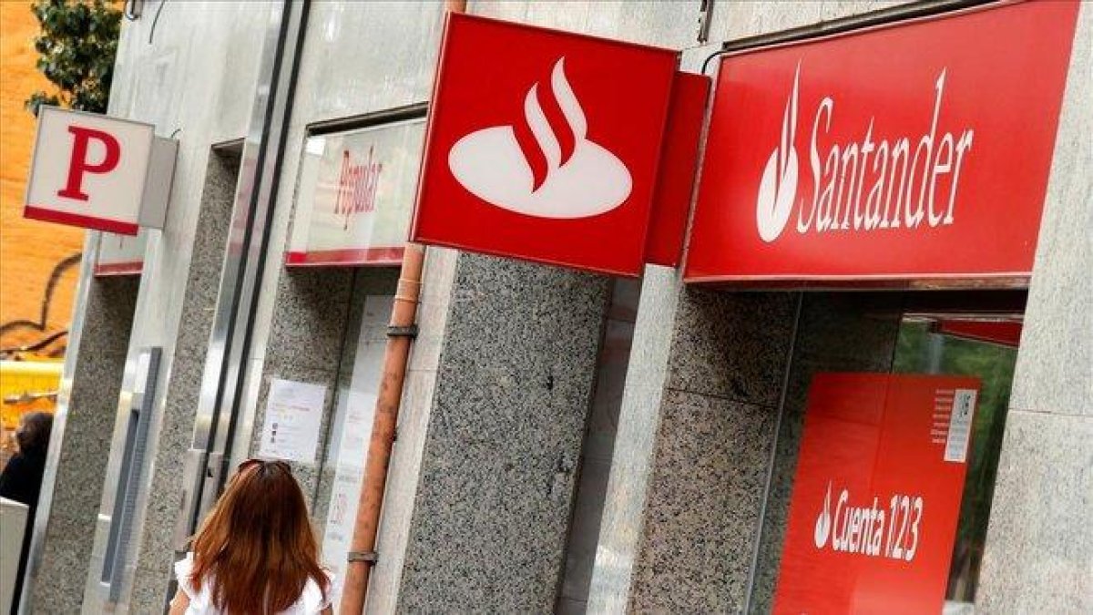Oficina del Banco Santnader, junto a otra del Popular.-