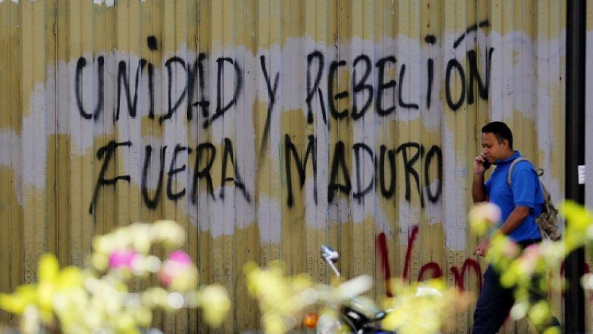 Un grafiti en contra del Gobierno del presidente Nicolas Maduro en una calle de Caracas Venezuela.-EFE LEONARDO MUNOZ