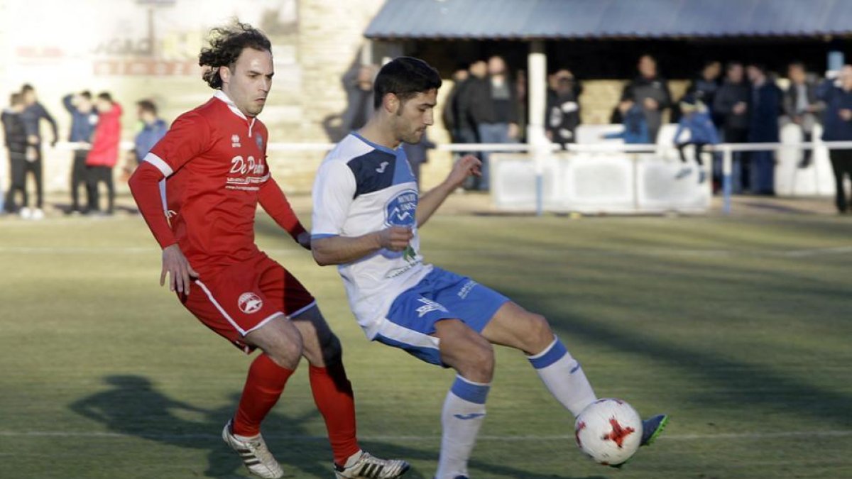 El Almazán y el Sporting Uxama empataron en el último partido del año 2017.-LUIS ÁNGEL TEJEDOR