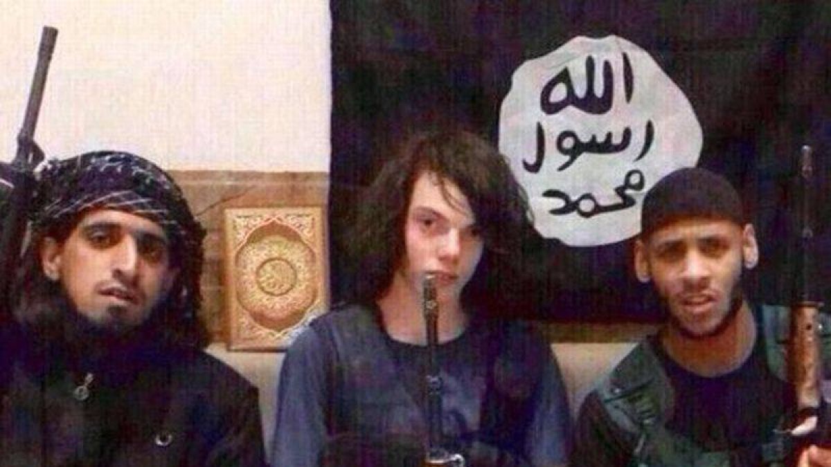 Jake, el joven yihadista australiano con otros terroristas.-