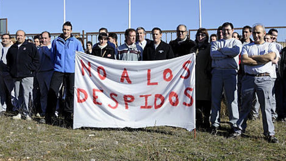 Parte de los trabajadores concentrados ayer con la pancarta reivindicativa. / ÁLVARO MARTÍNEZ-