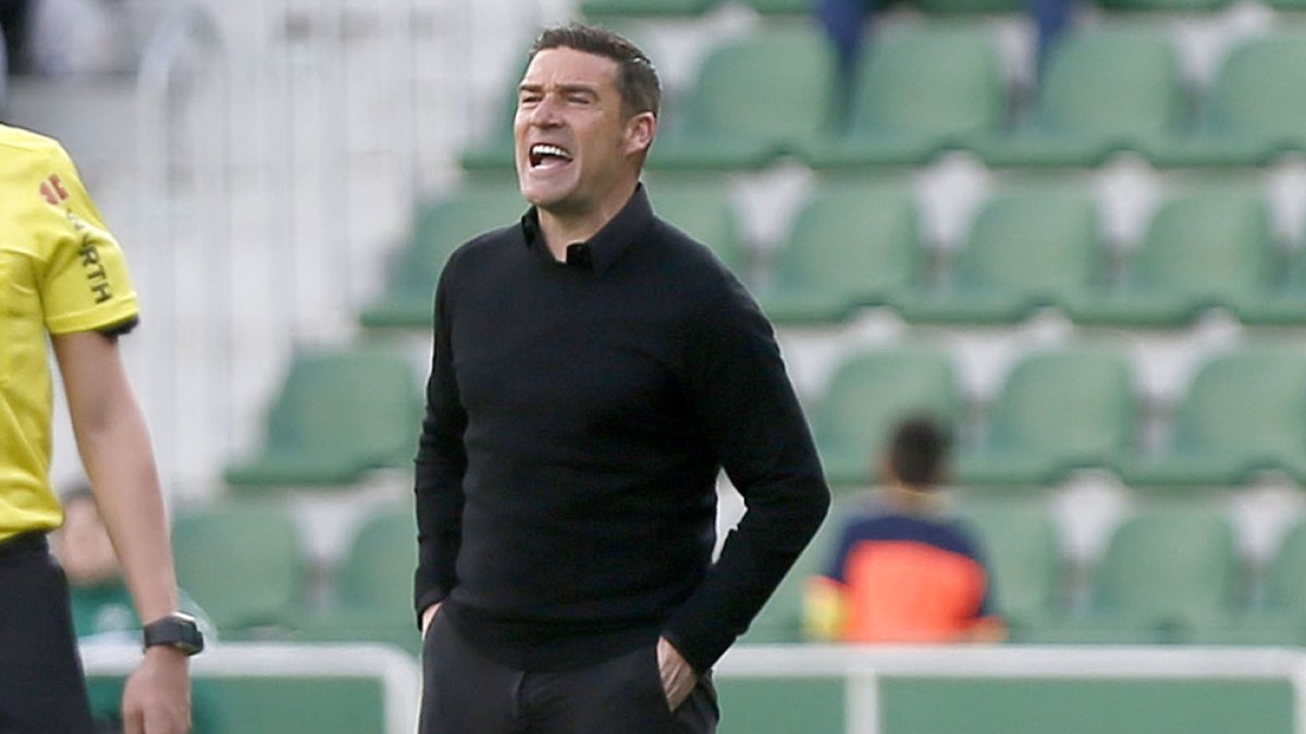 Luis Carrión da indicaciones desde la línea de banda del Martínez Valero de Elche. ÁREA 11