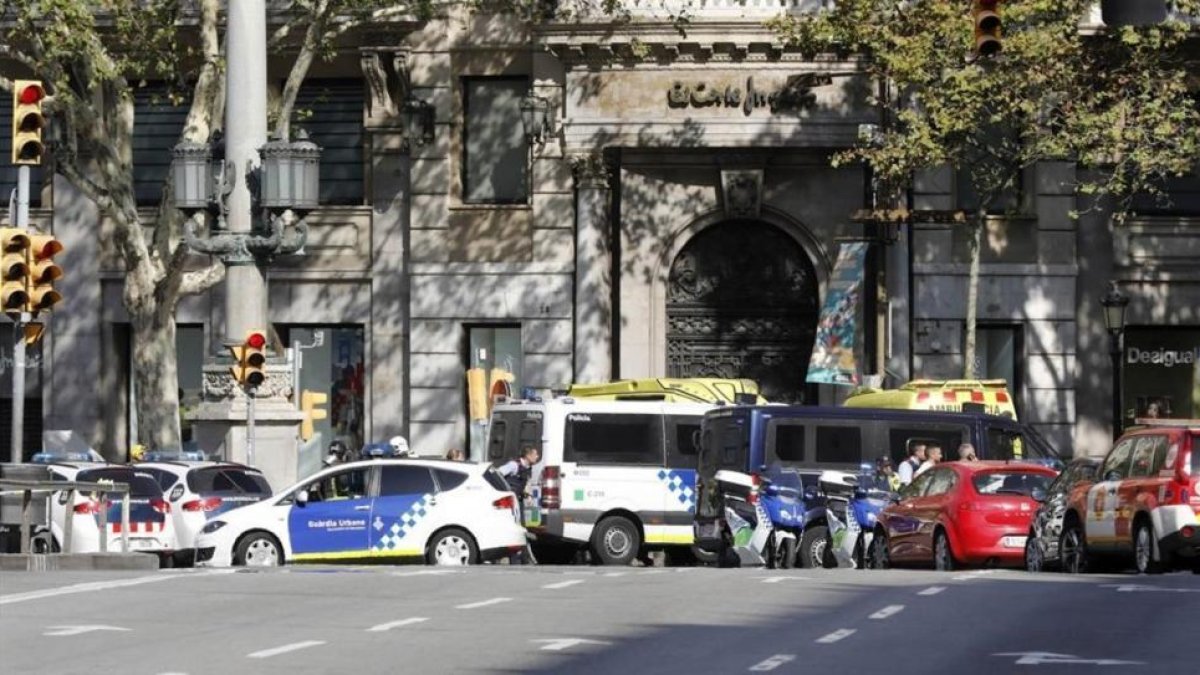 Efectivos policiales y de emergencia, en la zona donde ha tenido lugar el ataque terrorista, este jueves, en Barcelona-EFE / ANDREU DALMAU
