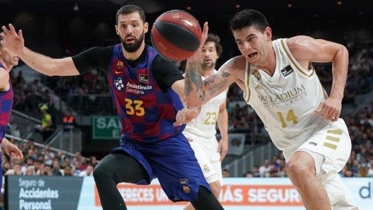 Mirotic, junto a Deck, en el Madrid-Barça de la Supercopa.-ACB PHOTO
