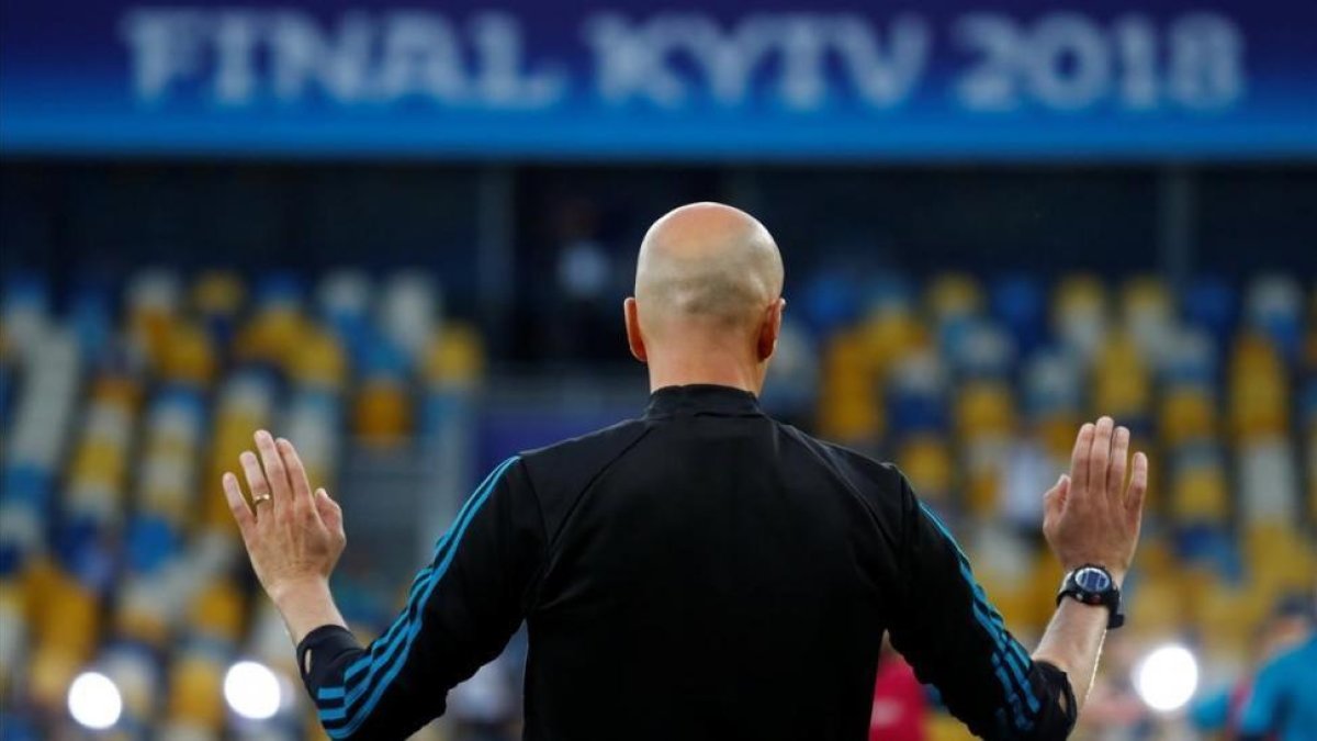 El entrenador francés, la víspera de la final contra el Liverpool en Kiev.-/ KAI PFAFFENBACH