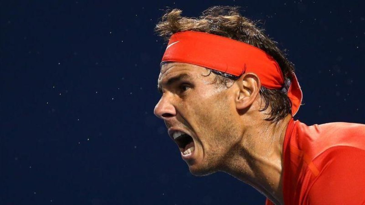 Rafael Nadal sirve ante Khachanov.-AFP / VAUGHN RIDLEY