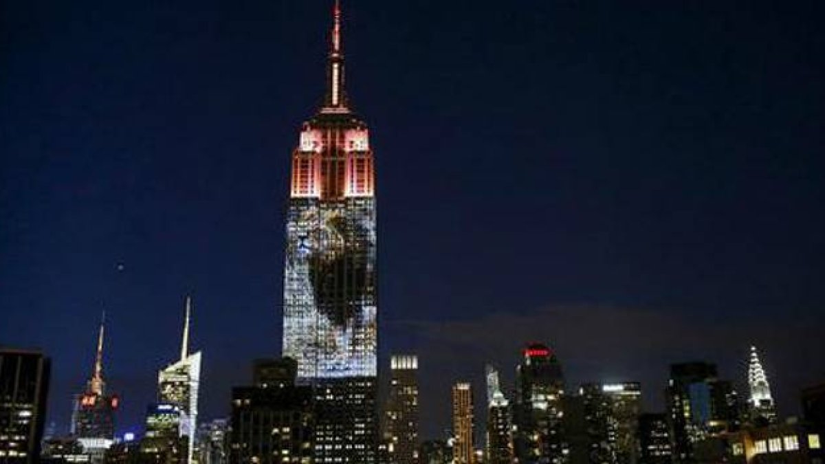 El león Cecil también fue proyectado en el Empire State durante la noche.-Foto:   EDUARDO MUÑOZ / REUTERS