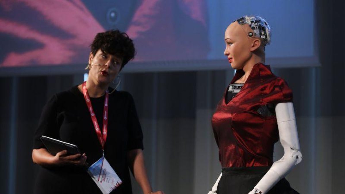 La robot humanoide Sophia realiza una entrevista de trabajo en la 5th Internacional HR Conference, en Barcelona.-ELISENDA PONS (EL PERIÓDICO)