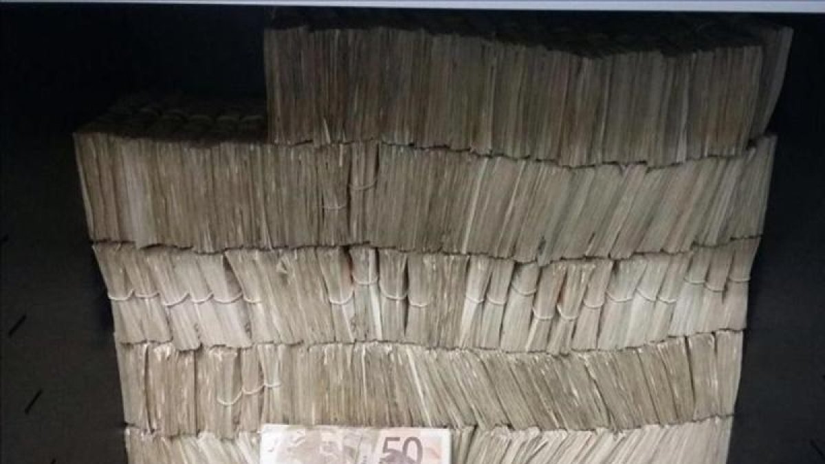 Dinero negro incautado en uno de las registros-