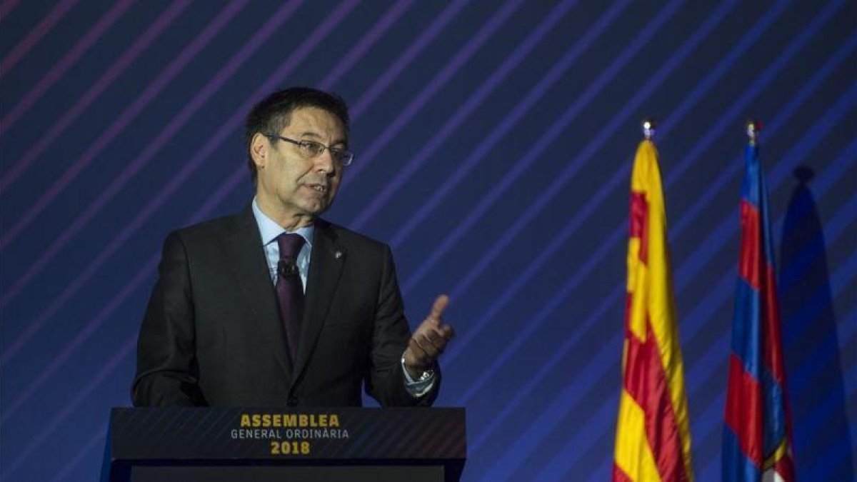 Bartomeu se dirige a los compromisarios en la última asamblea del Barça.-JORDI COTRINA
